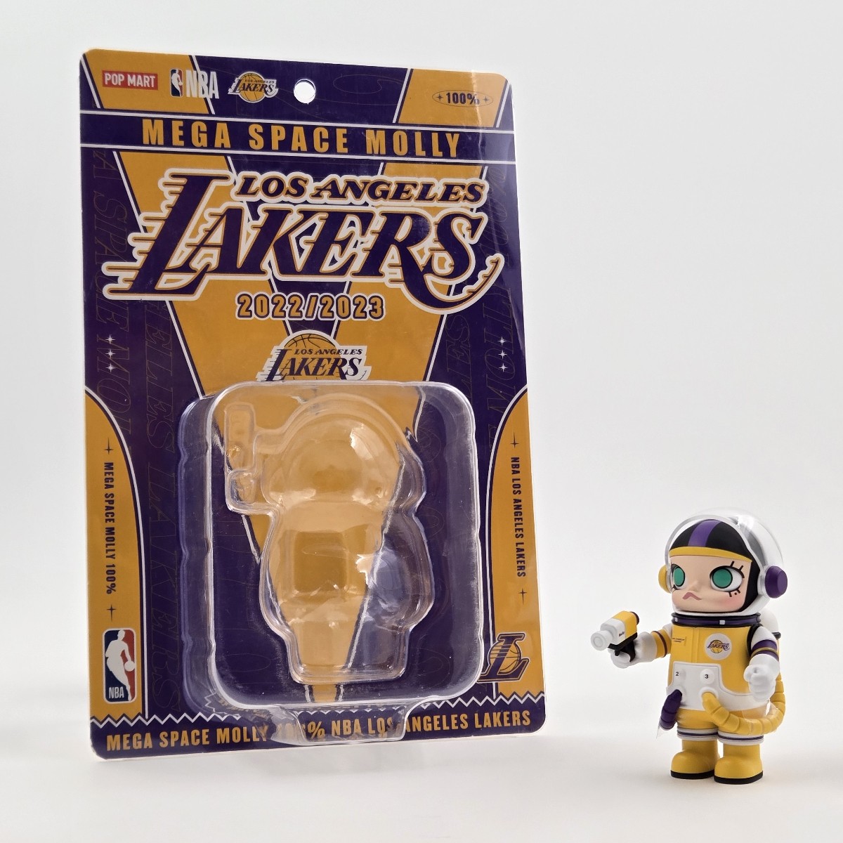 POP MART POP MART MEGA SPACE MOLLY 100% NBA Lakers – Signed by Kenny Wong MOLLY MEGA SPACE MOLLY Kenny Wong Signed Limited Edition GREI Certificate GRA000190588306